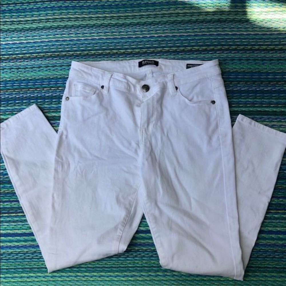 Women’s white jeans super stretch mid-rise, ankle length EUC